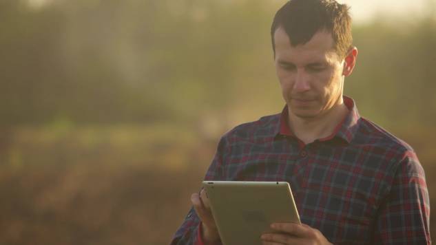 Ditchrider using a Watervize to manage irrigation water on a tablet 